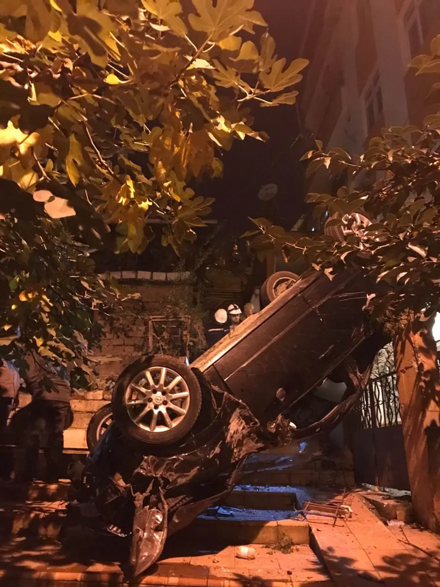 Fren yerine gaza bastığı otomobiliyle merdivenlerden yuvarlandı 5