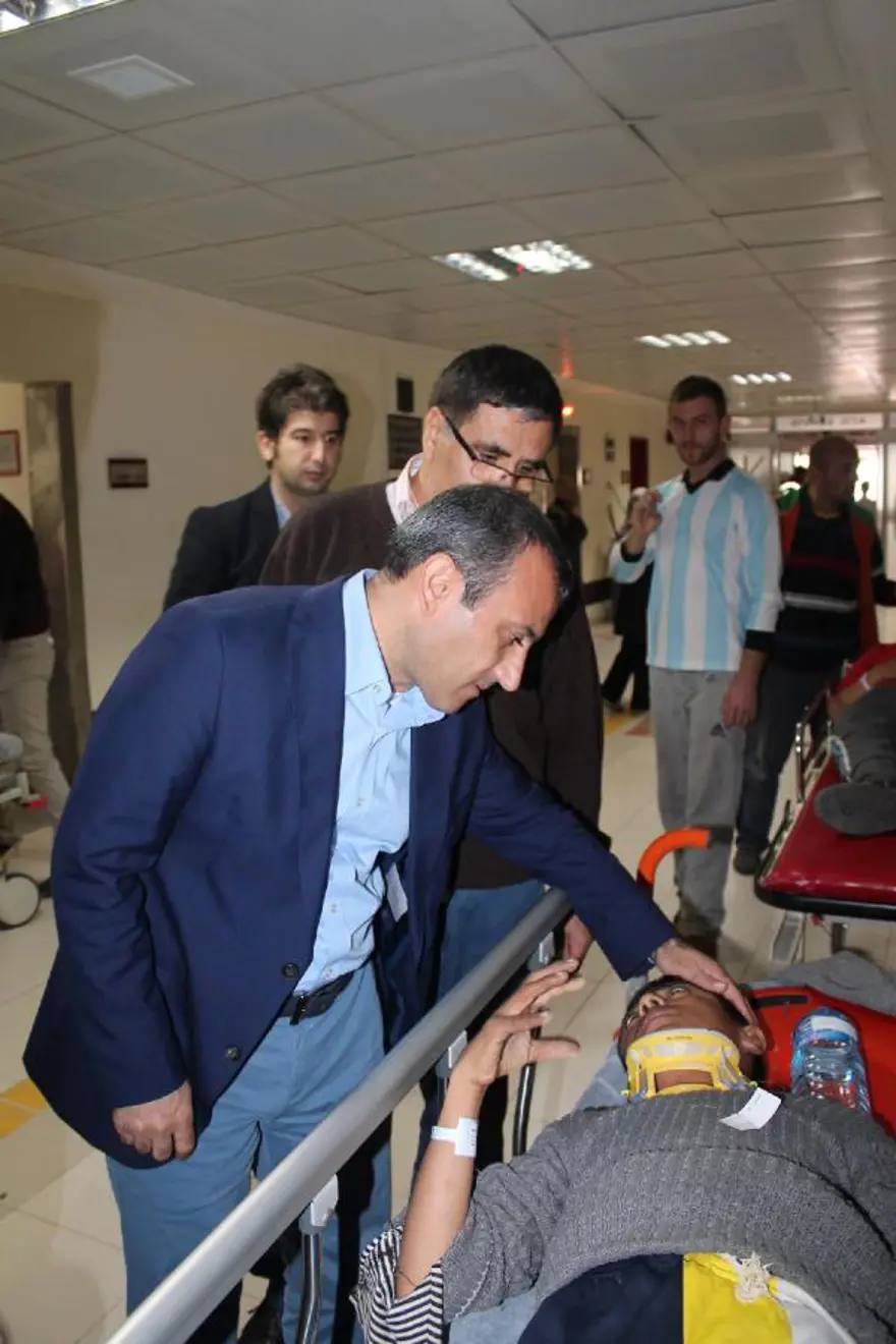 Kaçak göçmenleri taşıyan otobüs devrildi: 57 yaralı 6 Kaçak göçmenleri taşıyan otobüs devrildi: 57 yaralı 6