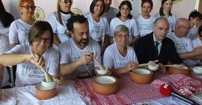 Canan Karatay, "Yoğurt en iyi aşıdır" dedi, yoğurt mayaladı