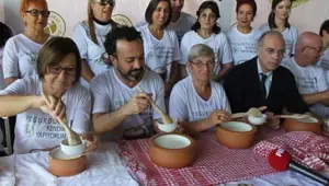 Canan Karatay, "Yoğurt en iyi aşıdır" dedi, yoğurt mayaladı Canan Karatay, "Yoğurt en iyi aşıdır" dedi, yoğurt mayaladı