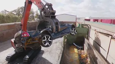 Avustralya'da hız sınırını aşan kişinin aracı parçalandı