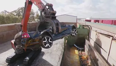 Avustralya'da hız sınırını aşan kişinin aracı parçalandı