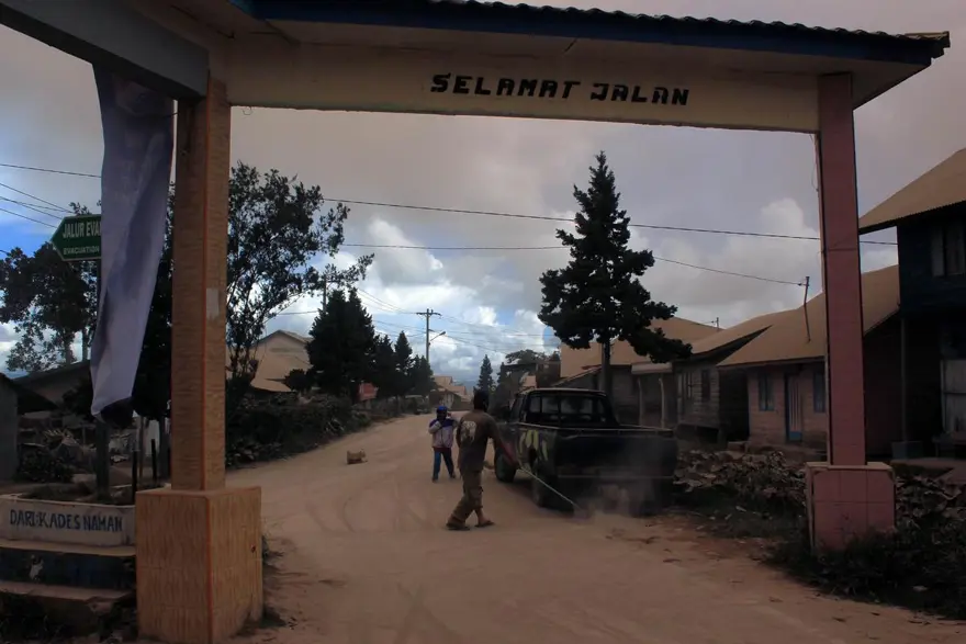 Sinabung binlerce kişiyi evinden etti 23