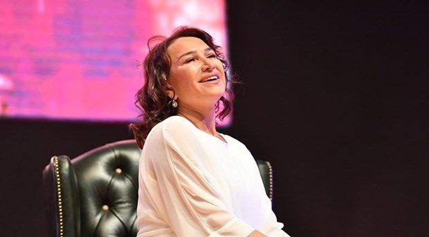Demet Akbağ: Surat asmak için hayat kısa