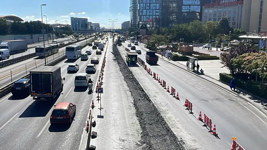 İstanbul’da 75 gün sürecek çalışma başladı: İki şerittrafiğe kapatıldı, araçlar güçlükle ilerledi 1 İstanbul’da 75 gün sürecek çalışma başladı: İki şerittrafiğe kapatıldı, araçlar güçlükle ilerledi 1