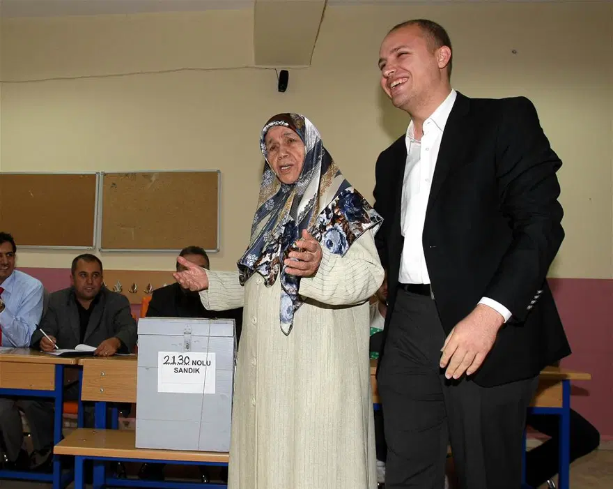 Türkiye sandık başındaydı 74