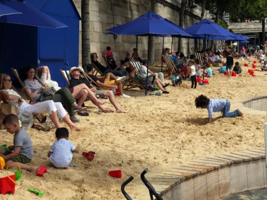 Tatile gidemeyenler Paris'i plaja çevirdi 4
