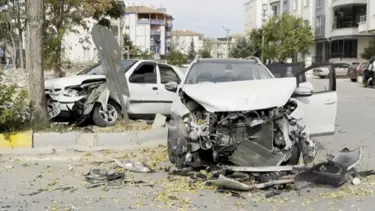 Aksaray'da üç araç birbirine girdi: Otomobiller hurdaya döndü