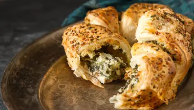 Ispanaklı ve kuru domatesli börek tarifi