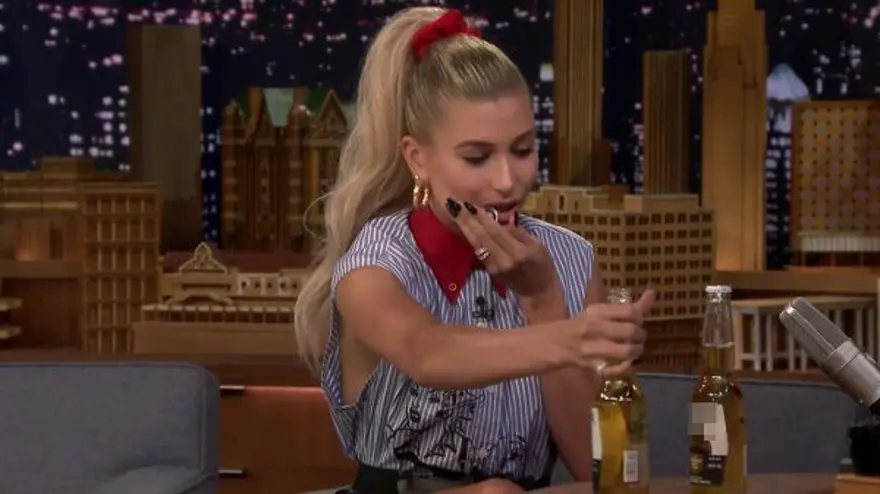 Hailey Baldwin kameralar önünde dişiyle şişe açtı 2 Hailey Baldwin kameralar önünde dişiyle şişe açtı 2