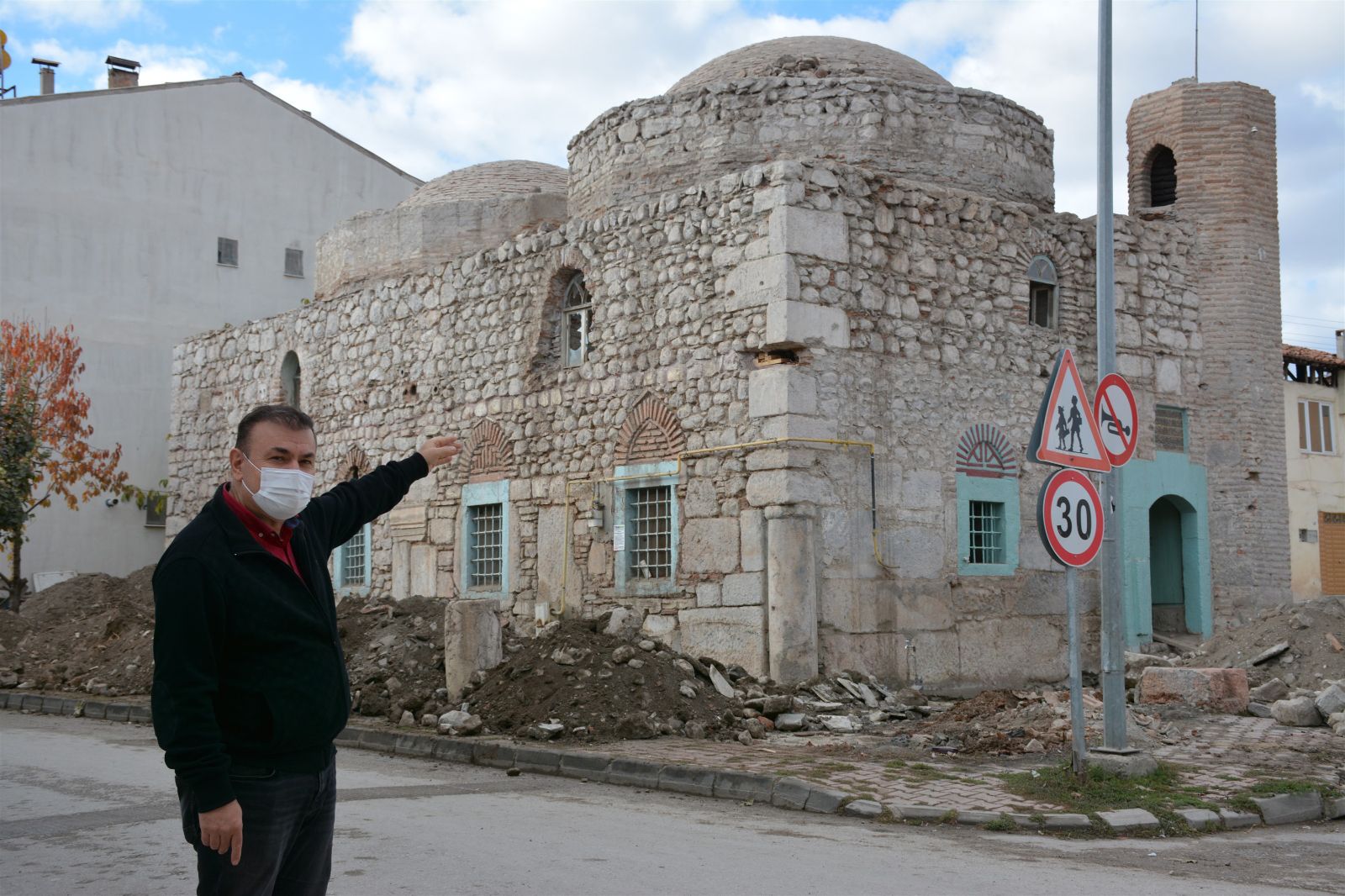 500 yıllık caminin duvarından Roma dönemine ait taşlar çıktı
