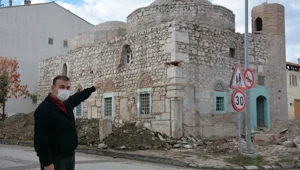 500 yıllık caminin duvarından Roma dönemine ait taşlar çıktı 500 yıllık caminin duvarından Roma dönemine ait taşlar çıktı