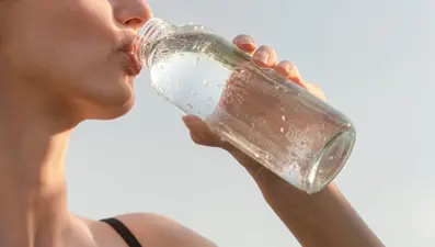 Sürekli su içiyor ama yine de susuz mu hissediyorsunuz? Bilimsel bir nedeni var