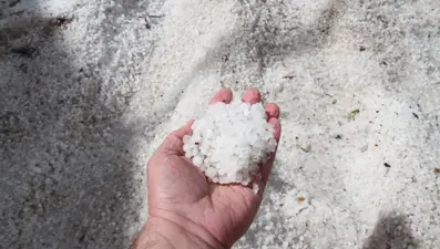 Konya'da dolu yağışı: Yol ve açık alanlar beyaza büründü