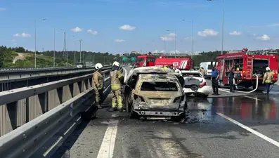Kuzey Marmara Otoyolu'nda 3 araç birbirine girdi: 2 araçta yangın çıktı