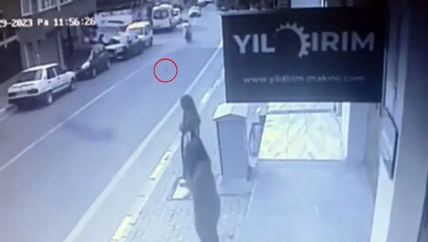Seyir halindeki motosiklete parke taşı attılar (20 metresonra düşüp yaşamını yitirdi) 1