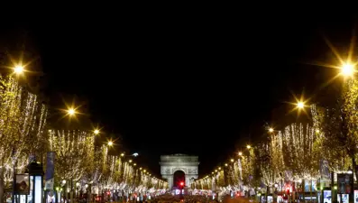 Paris'teki Noel ışıklandırması, Fransızları kızdırdı
