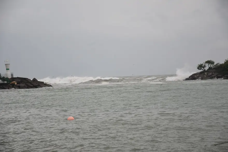 Dalgalar mendireği aştı: Tekneler hasar gördü 4