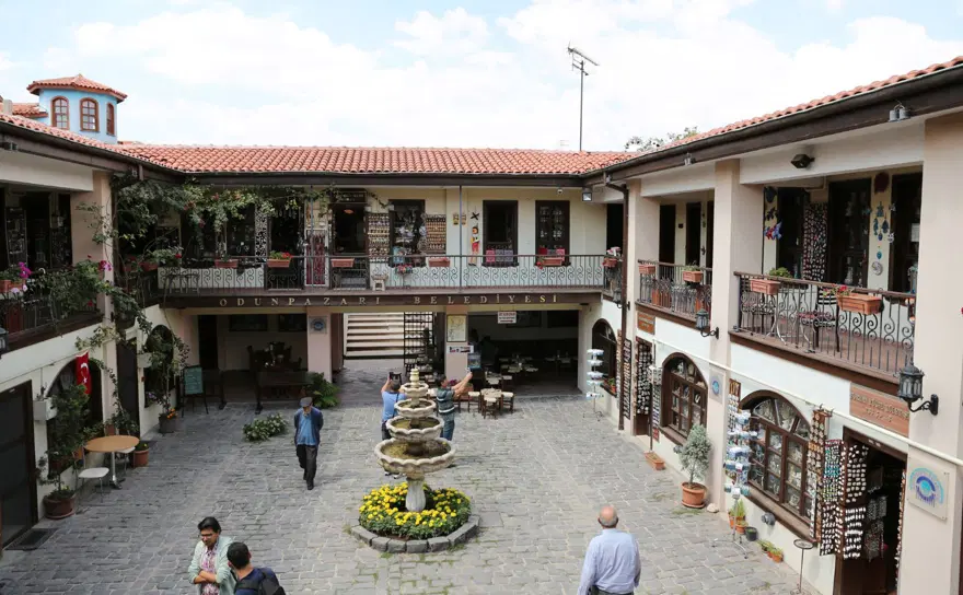 Atlıhan El Sanatları Çarşısı 7