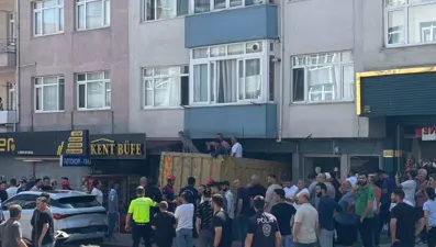 Freni boşalan kamyon dükkana girdi