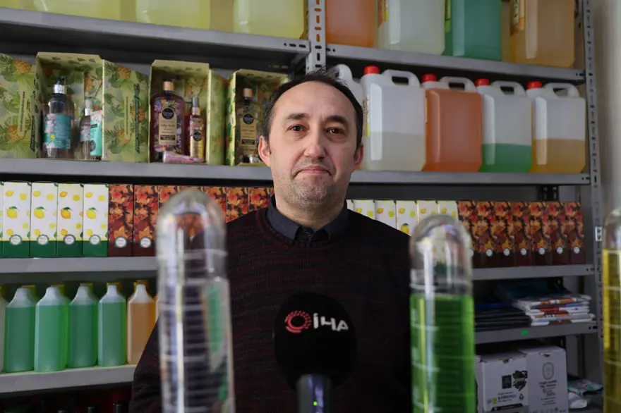 Yarım asırlık dükkanda kolonya dolumu yapıyor: Bu mesleğin bir maneviyatı var 1