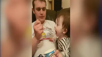 Dondurma yemek isteyen çocuğun komik anları