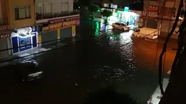 İskenderun'da şiddetli yağış: Yolları su bastı