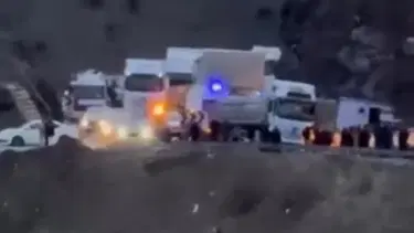 Siirt’te TIR devrildi: Üç yaralı
