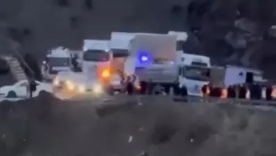 Siirt’te TIR devrildi: Üç yaralı