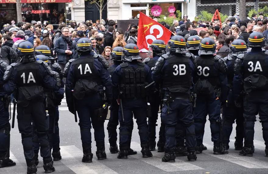 Fransa'daki çalışma yasası protesto edildi 8