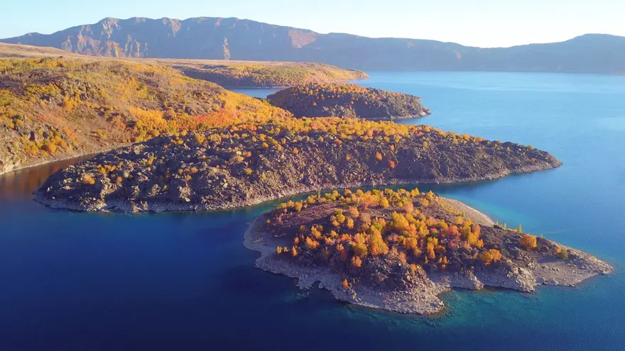 Nemrut Krater Gölü’nde sonbahar güzelliği eşliğinde çevre temizliği 8