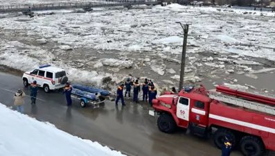 Ural Dağları'ndaki nehir buzları eridi, mahalleleri su bastı