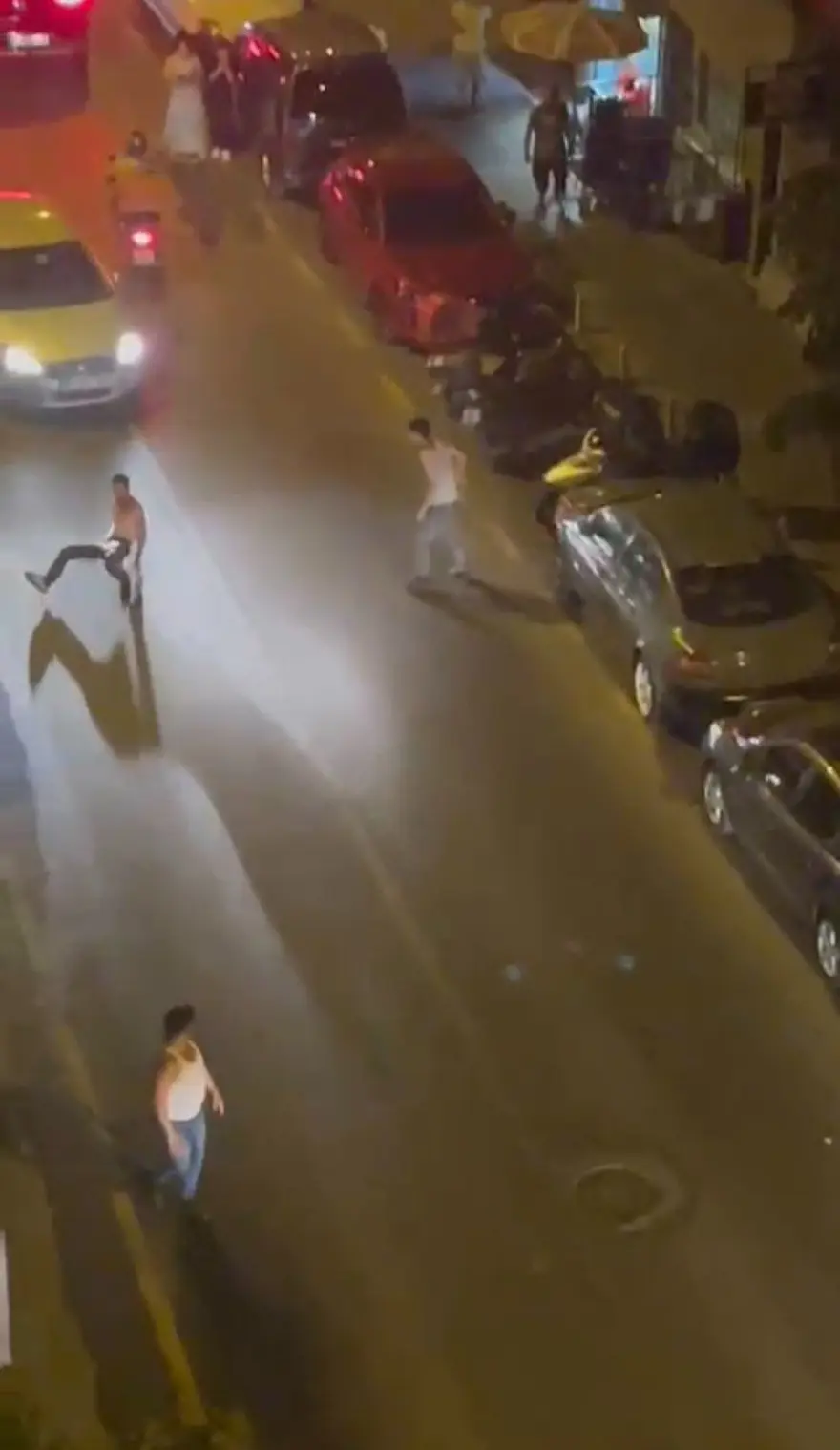 Akrabalar döner bıçaklarıyla birbirine girdi (Kavga alanında kaza yapan kuryeyi de dövdüler) 2 Akrabalar döner bıçaklarıyla birbirine girdi (Kavga alanında kaza yapan kuryeyi de dövdüler) 2