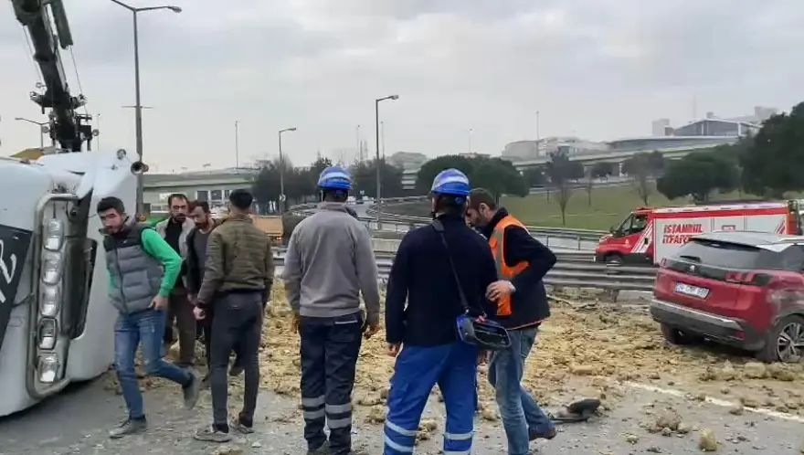 Basın Ekspres Yolu'nda iki kamyon devrildi 3 Basın Ekspres Yolu'nda iki kamyon devrildi 3