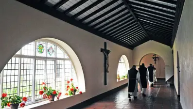 Manastırdaki papaz, onlarca çocuğa tecavüz etti: Skandal sonrası dokunma yasağı