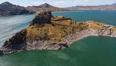 Tunceli'de 2 bin 800 yıllık tarihi Pertek Kalesi göz kamaştırıyor