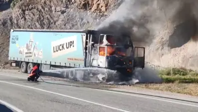 Seyir halindeki TIR yandı