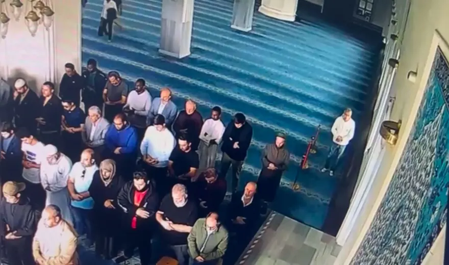 Camidesuçüstü! Namaz kılıyormuş gibi yapıyordu, son işinde yakalandı 1