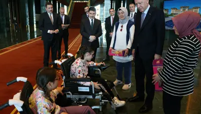 Cumhurbaşkanı Erdoğan'dan sürpriz kabul: Engelli çocuklara akülü sandalye hediye etti