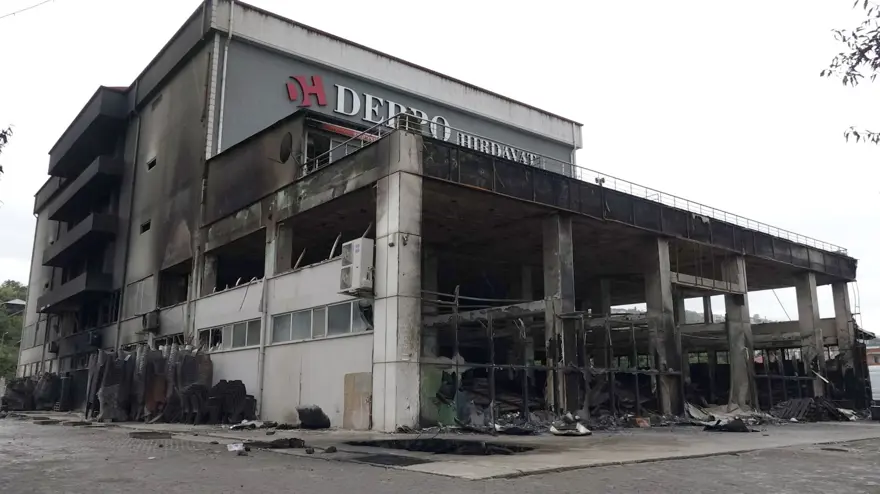 15 saat boyunca yandı: Trabzon'da altı katlı AVM küle döndü 3 15 saat boyunca yandı: Trabzon'da altı katlı AVM küle döndü 3