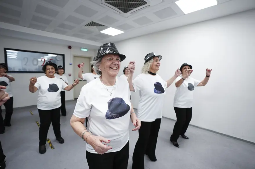 "Parlak Şapkalılar" dinç kalmak için dans ediyor: "Kolesterol, tansiyon, şeker hastasıyım, hepsi düzeldi" 8