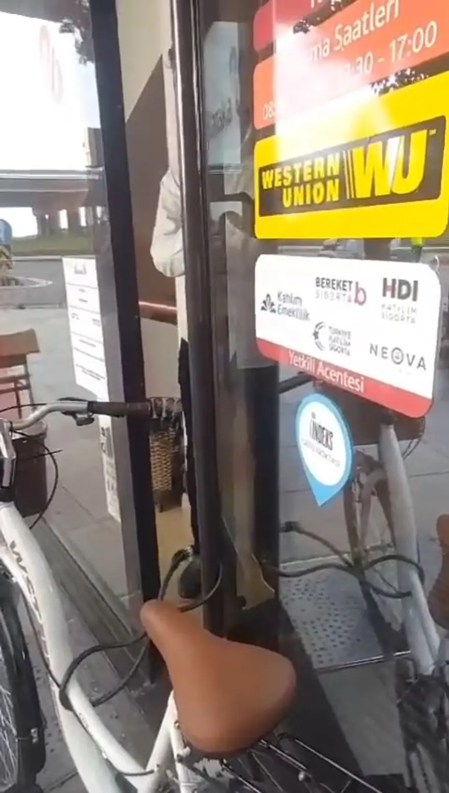 Rize'de fıkra gibi olay yaşandı!  Bisikleti banka kapısına kilitledi, içeridekiler mahsur kaldı 3