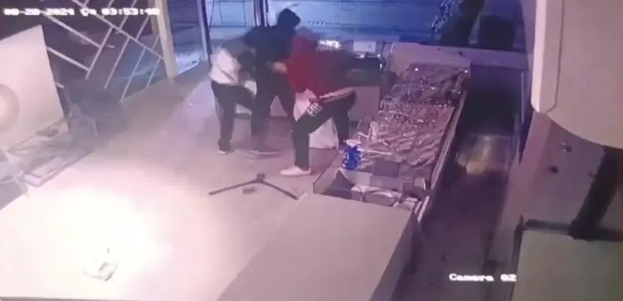 ALTINLARI ÇUVALA DOLDURDULAR 4 ALTINLARI ÇUVALA DOLDURDULAR 4