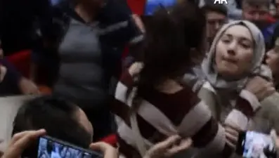 Muğla&#x27;da sendika üyesi işçilerin toplantısında arbede: Kadın gazeteci darbedildi