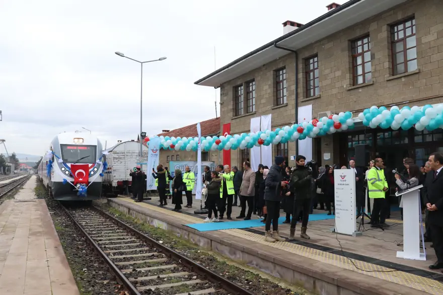 15 yıllık tren hasreti bitti: Burdur'da yolcu taşıma seferleri Güller Ekspresi'yle başladı 