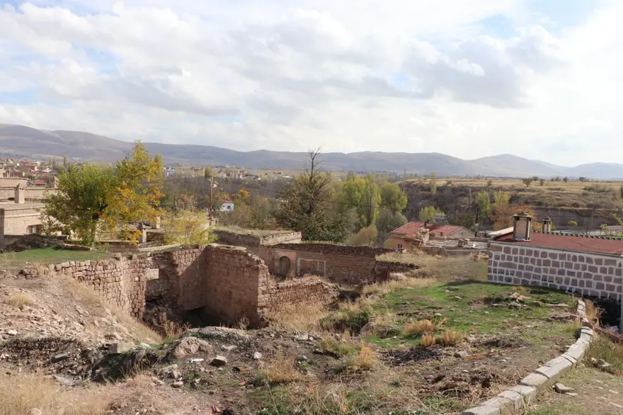 Evin altından 2 bin yıllık şehir çıktı Evin altından 2 bin yıllık şehir çıktı