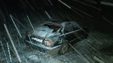 Sivas'ta otomobil devrildi: 3 yaralı