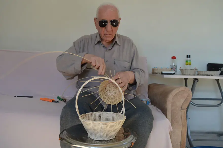 Mardinli 79 yaşında görme engelli usta Beyrut'ta öğrendi: El becerisini gelir kapısına dönüştürdü 