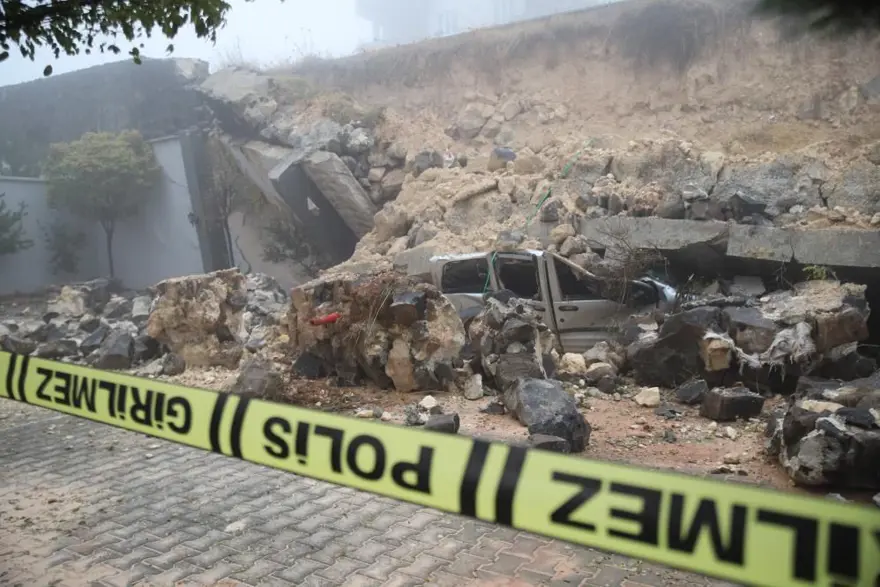 Yoğun yağış sonrası istinat duvarı çöktü, araçlar altındakaldı 1 Yoğun yağış sonrası istinat duvarı çöktü, araçlar altındakaldı 1
