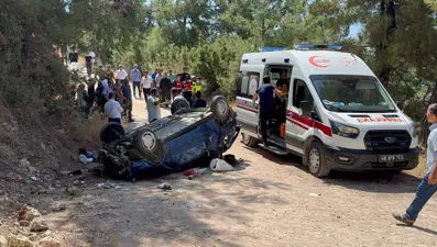 Düğün yemeğine giderken 30 metrelik şarampolden uçtular